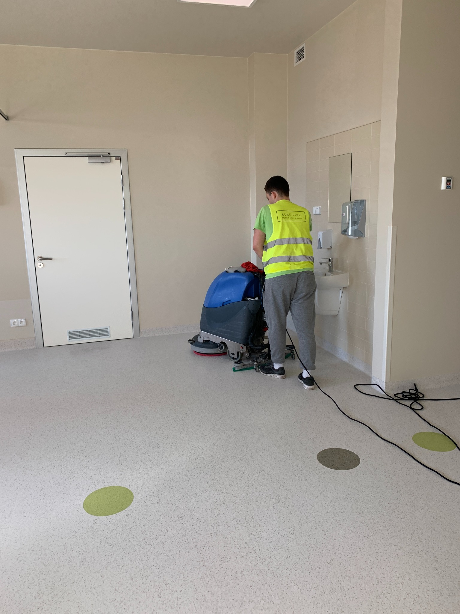 Sprzątania po budowie oraz odczyszczanie całości powierzchni szpitala MSWiA w Rzeszowie