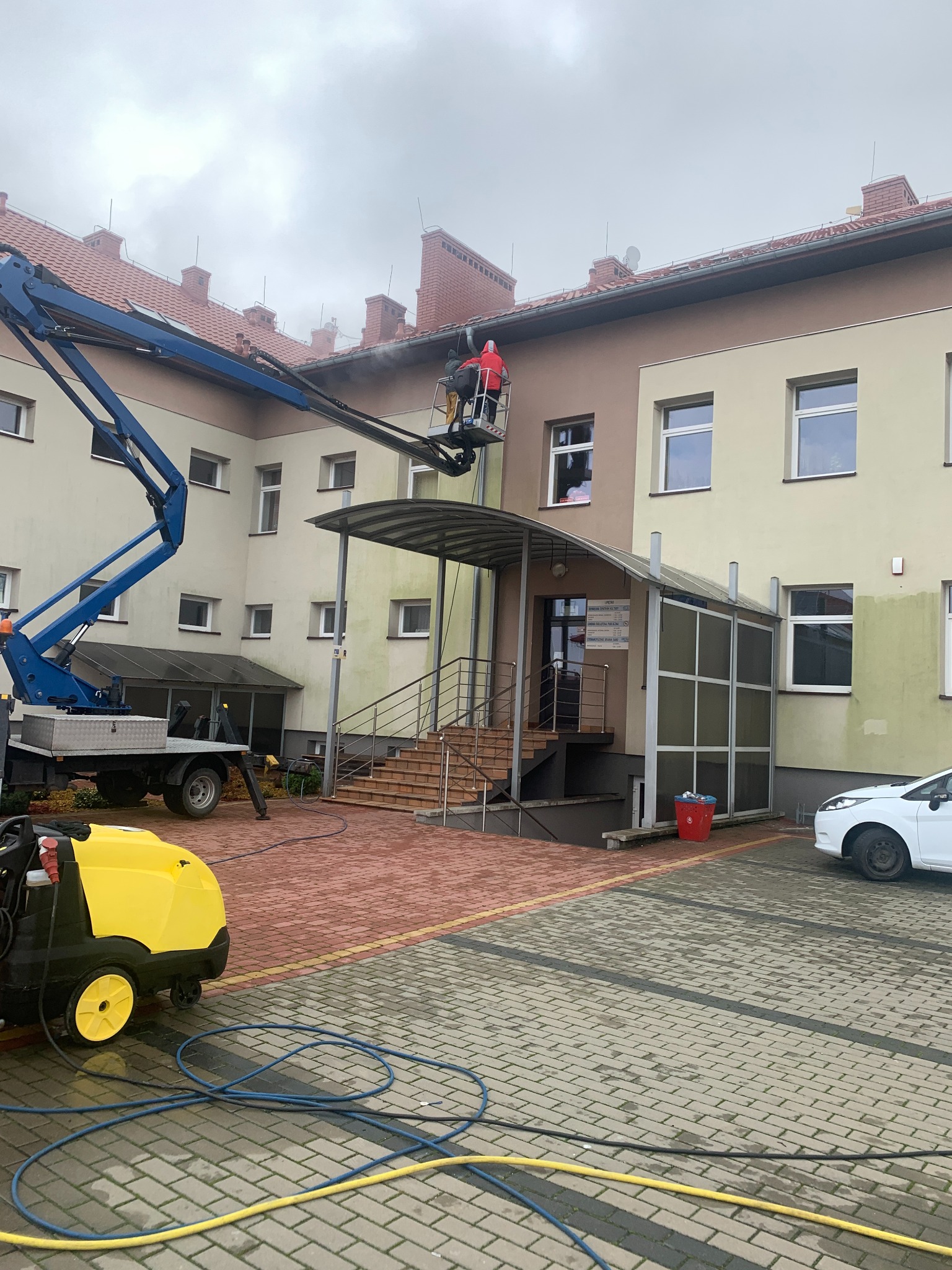 Mycie dachów i elewacji