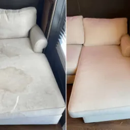 Jasna kanapa narożna przed i po czyszczeniu ekstrakcyjnym. Widoczne plamy usunięte, przywrócona świeżość. Efekt 'przed i po' z boku okna z żaluzjami.