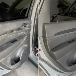 Tapicerka samochodowa: drzwi auta przed i po czyszczeniu. Widoczna różnica w wyglądzie i czystości materiału. Efekt kompleksowego detailingu wnętrza.