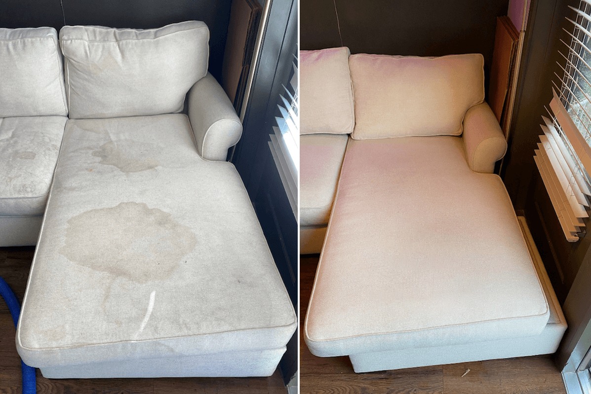 Jasna kanapa narożna przed i po czyszczeniu ekstrakcyjnym. Widoczne plamy usunięte, przywrócona świeżość. Efekt 'przed i po' z boku okna z żaluzjami.