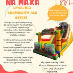 Kolorowy dmuchaniec z motywem dinozaurów, zjeżdżalnią i małpką na szczycie, na tle kremowego plakatu reklamowego z informacjami o wynajmie w Zakopanem.