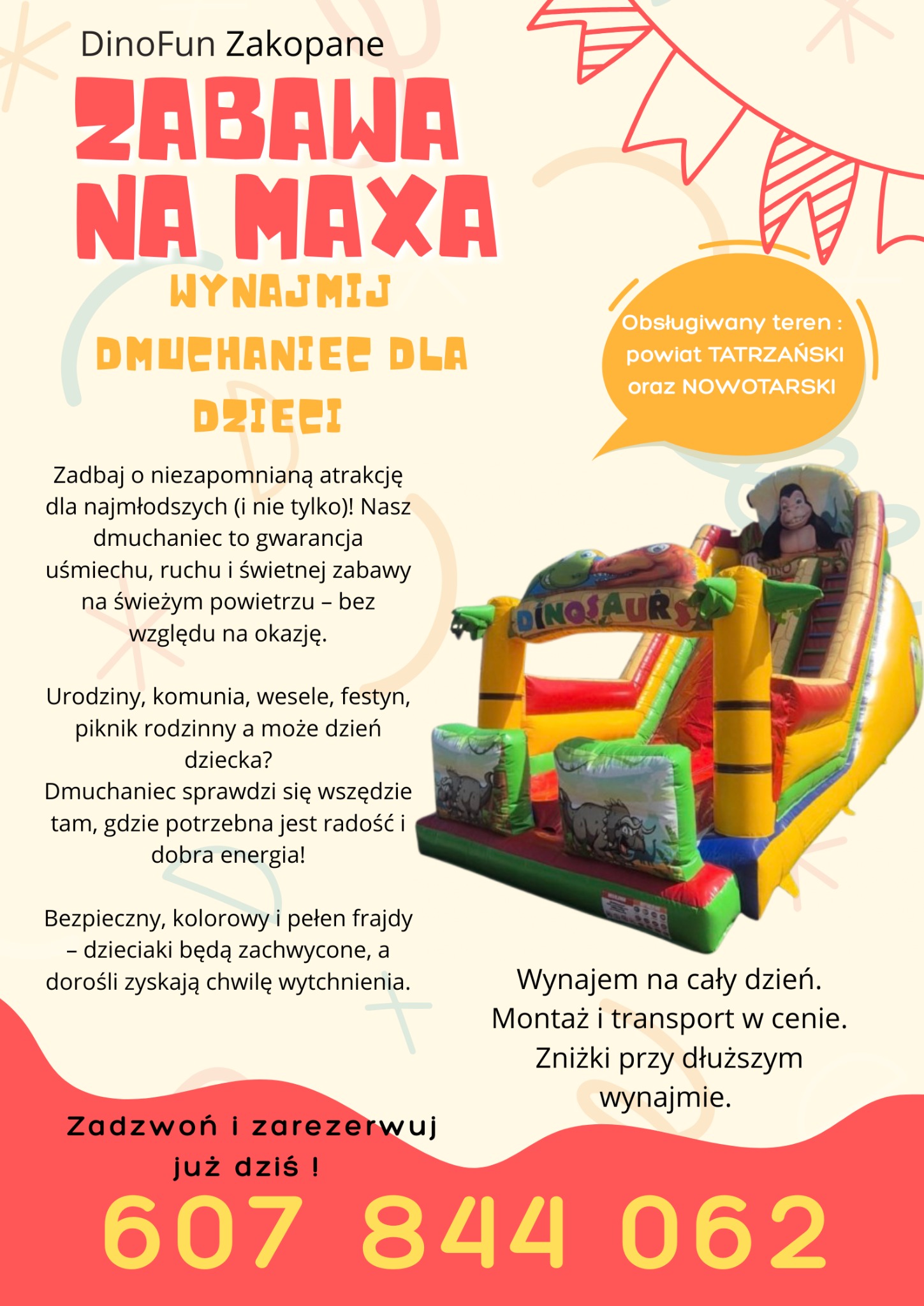 Kolorowy dmuchaniec z motywem dinozaurów, zjeżdżalnią i małpką na szczycie, na tle kremowego plakatu reklamowego z informacjami o wynajmie w Zakopanem.