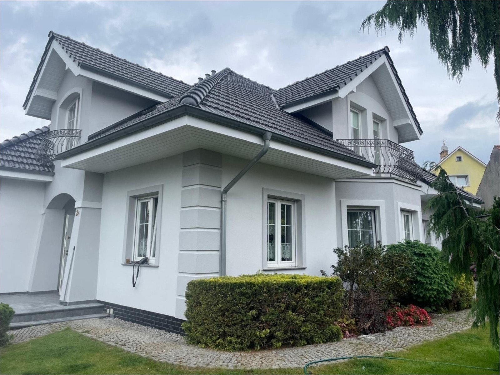 Tak wygląda odmalowana przez nas elewacja. Dbamy o każdy szczegół.