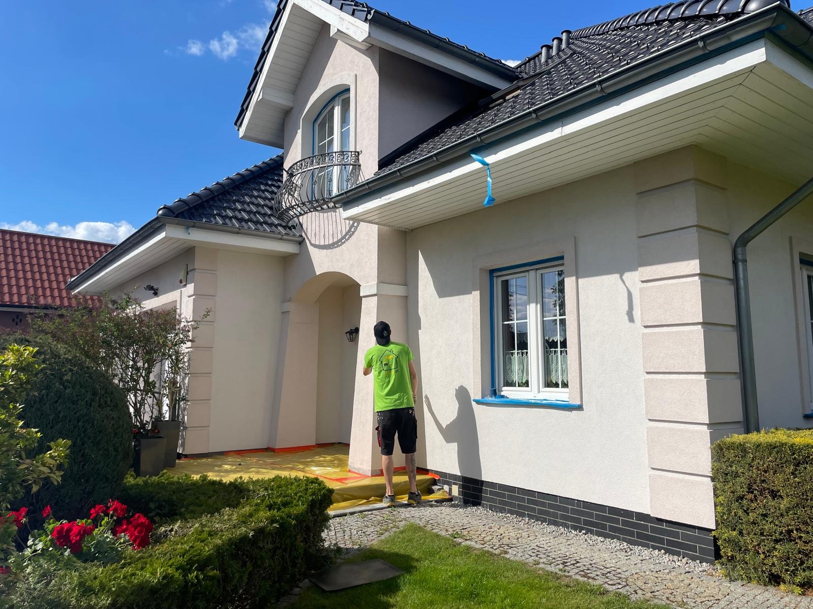 Zabezpieczmy każdy element na budynku jak i wokół niego. Dbamy o każdy szczegół.