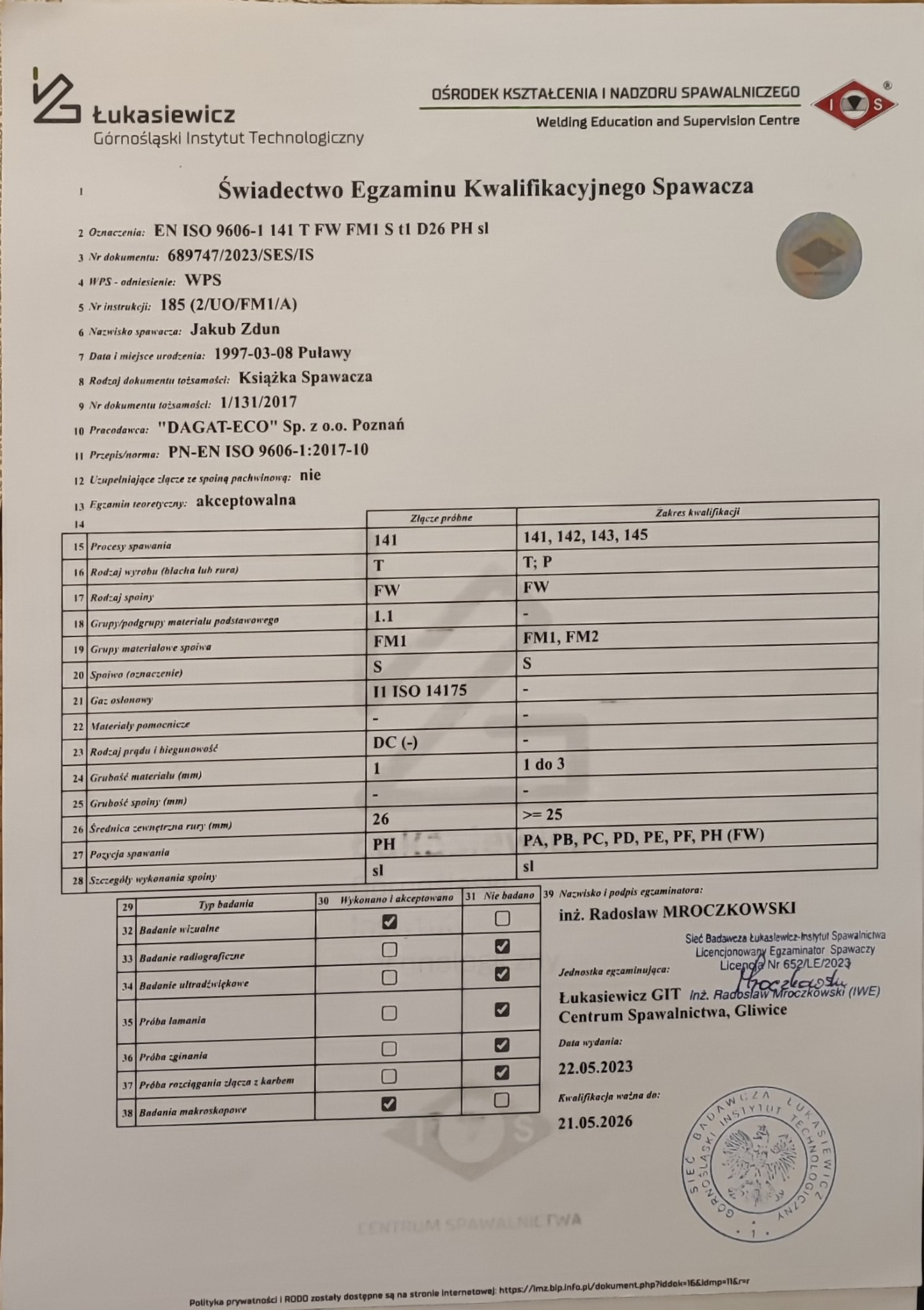 Certyfikat kwalifikacji spawacza z danymi egzaminu, zakresu i dat ważności, wydany przez Łukasiewicz GIT. Dokument zawiera szczegóły procesu spawania i wyniki badań.