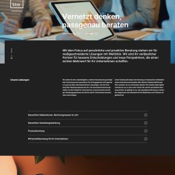 Brandfeld - Nowoczesna strona internetowa firmy doradczej z tabletem prezentującym wykresy i hasłem 'Vernetzt denken, passgenau beraten'. Stonowana kolorystyka i minimalistyczny design.