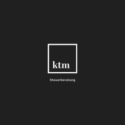 Brandfeld - Minimalistyczne logo KTM Steuerberatung na ciemnoszarym tle. Biały kwadrat obramowuje nazwę firmy, poniżej napis 'Steuerberatung'.