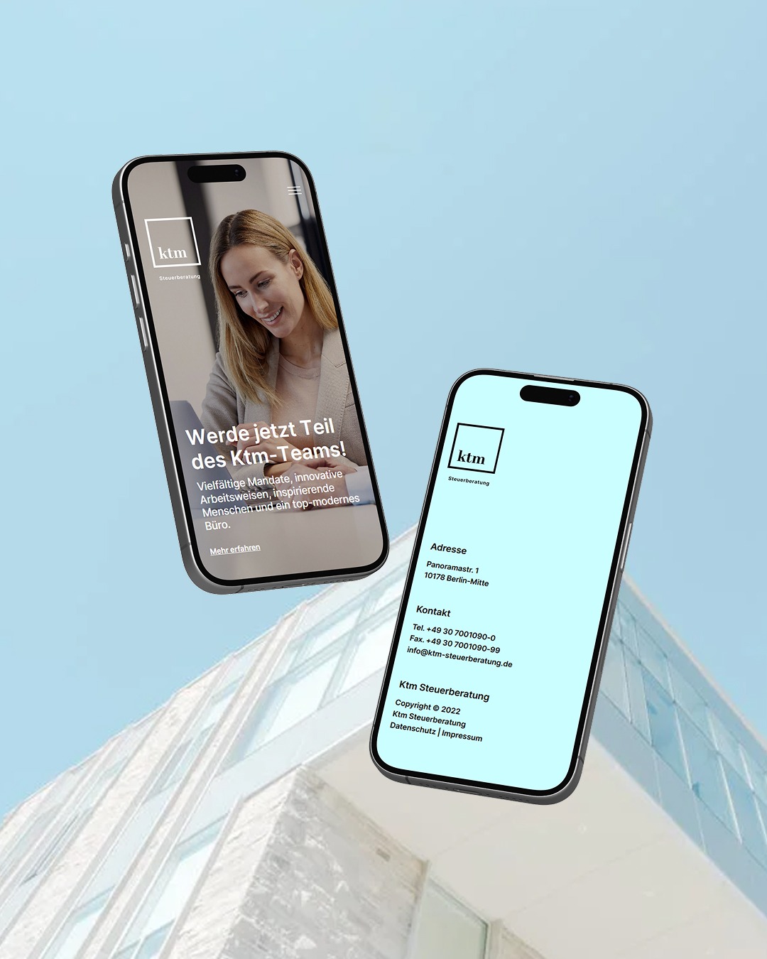 Dwa smartfony unoszą się na tle budynku, prezentując stronę internetową firmy Ktm Steuerberatung. Jeden z ofertą pracy, drugi z danymi kontaktowymi.