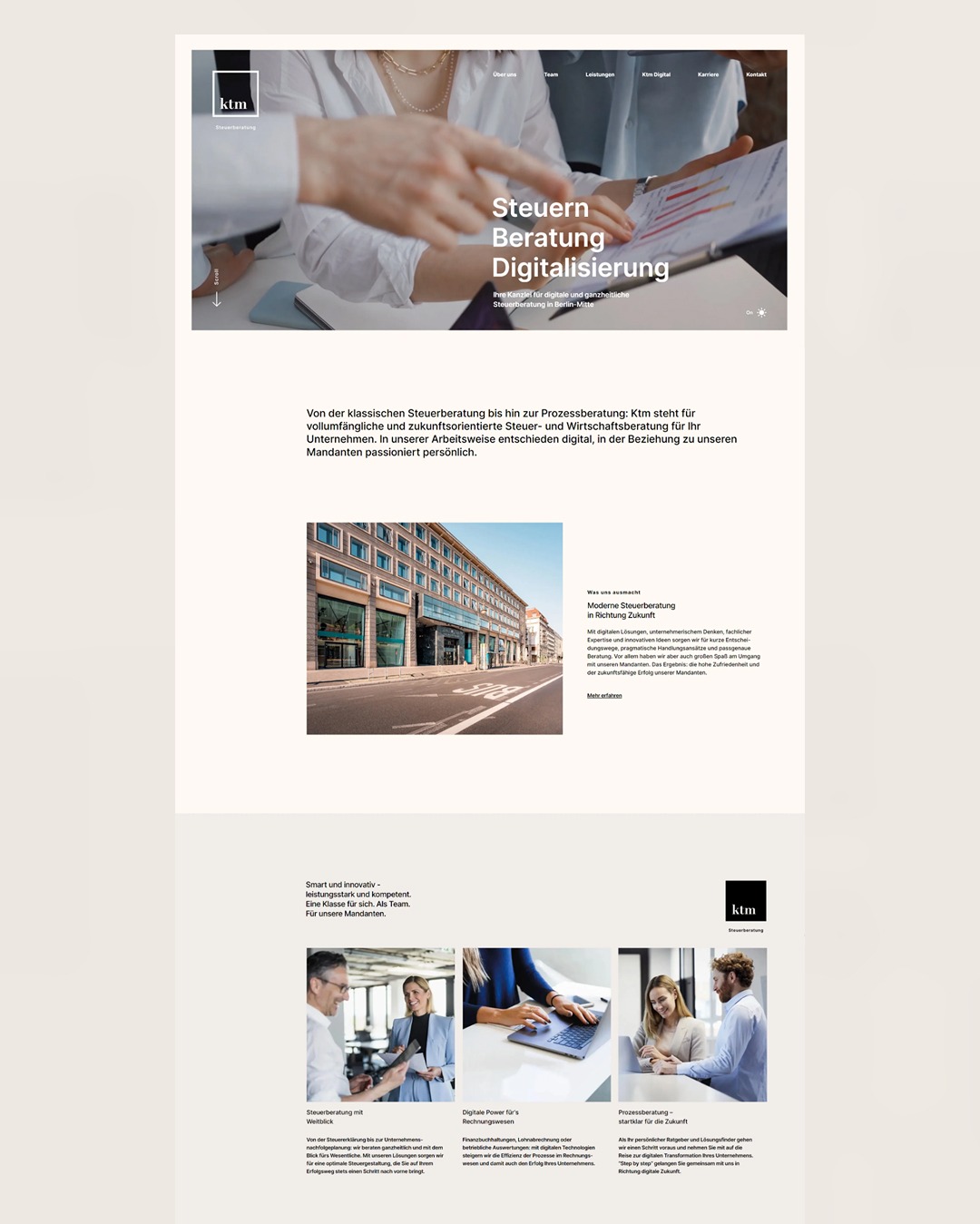 Strona internetowa firmy KTM Steuerberatung z Berlina, oferującej cyfrowe doradztwo podatkowe. Widoczny budynek firmy i zespół podczas pracy.
