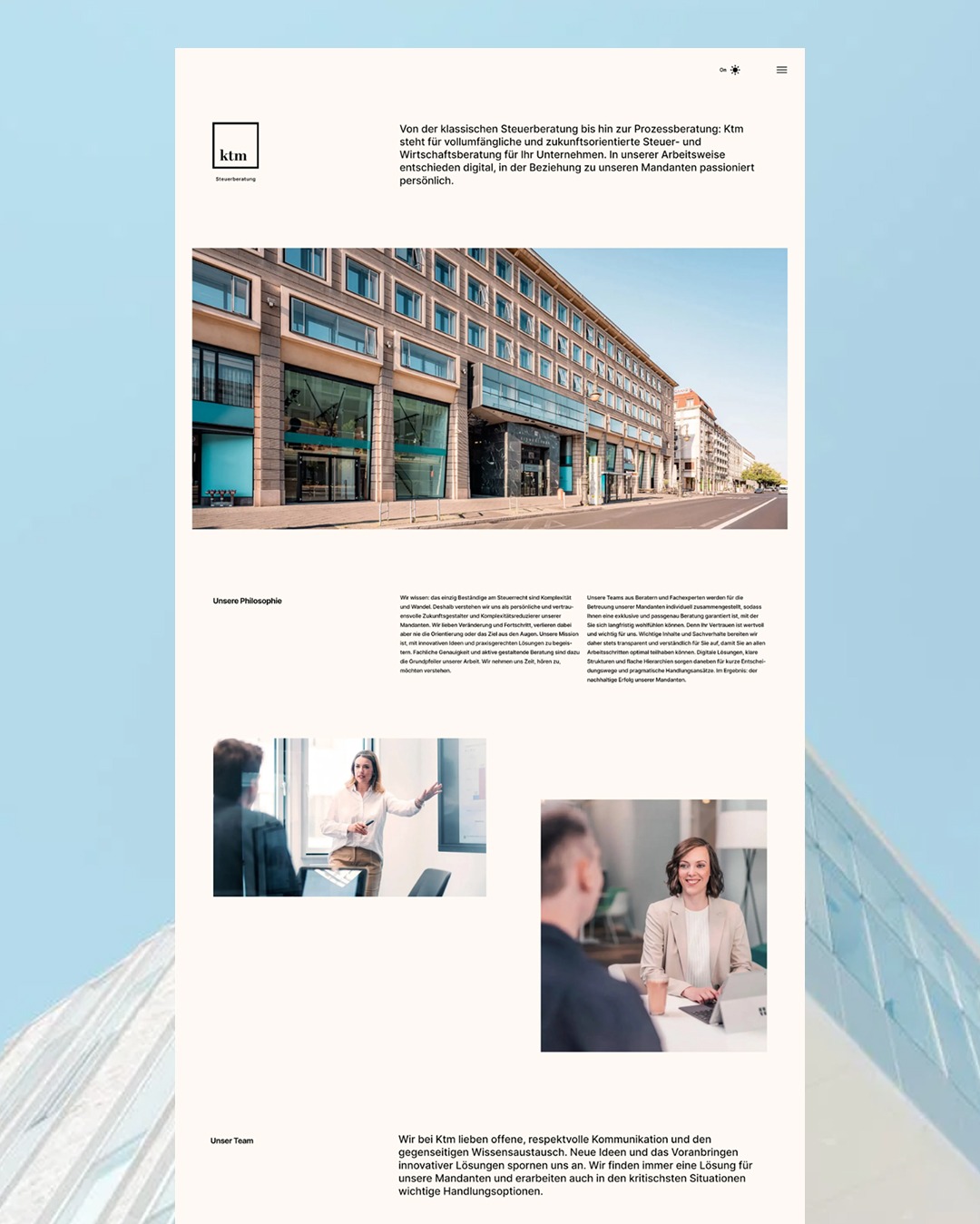 Nowoczesna strona internetowa firmy KTM Steuerberatung z budynkiem w tle, prezentująca ofertę doradztwa podatkowego i biznesowego z naciskiem na cyfryzację i relacje z klientami.