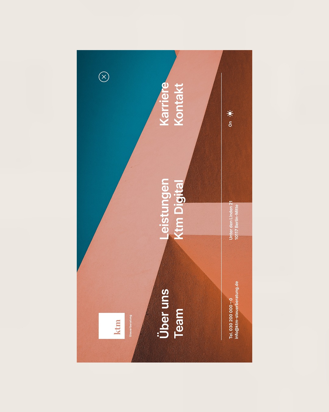Abstrakcyjna grafika z logo KTM, prezentująca ofertę firmy: usługi, kariera, kontakt. Geometryczne kształty w odcieniach niebieskiego, różu i brązu. Adres w Berlinie.