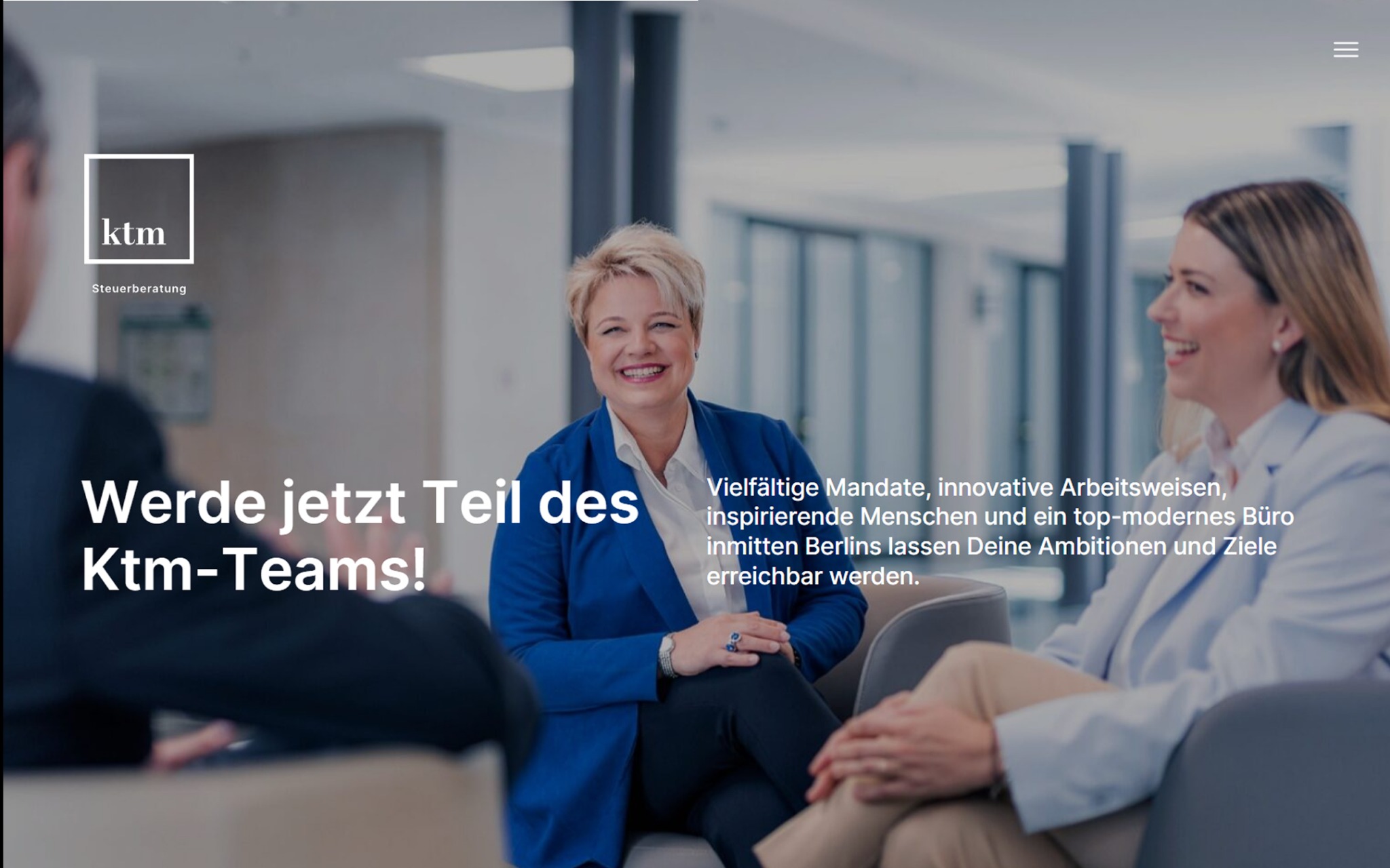Strona internetowa firmy KTM Steuerberatung z uśmiechniętymi pracownikami w nowoczesnym biurze. Tekst: 'Werde jetzt Teil des Ktm-Teams!'