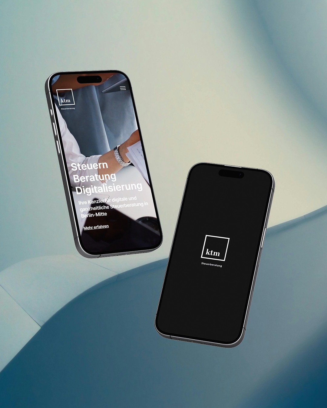 Dwa smartfony unoszące się w powietrzu prezentują stronę internetową firmy KTM Steuerberatung, specjalizującej się w doradztwie podatkowym i digitalizacji.