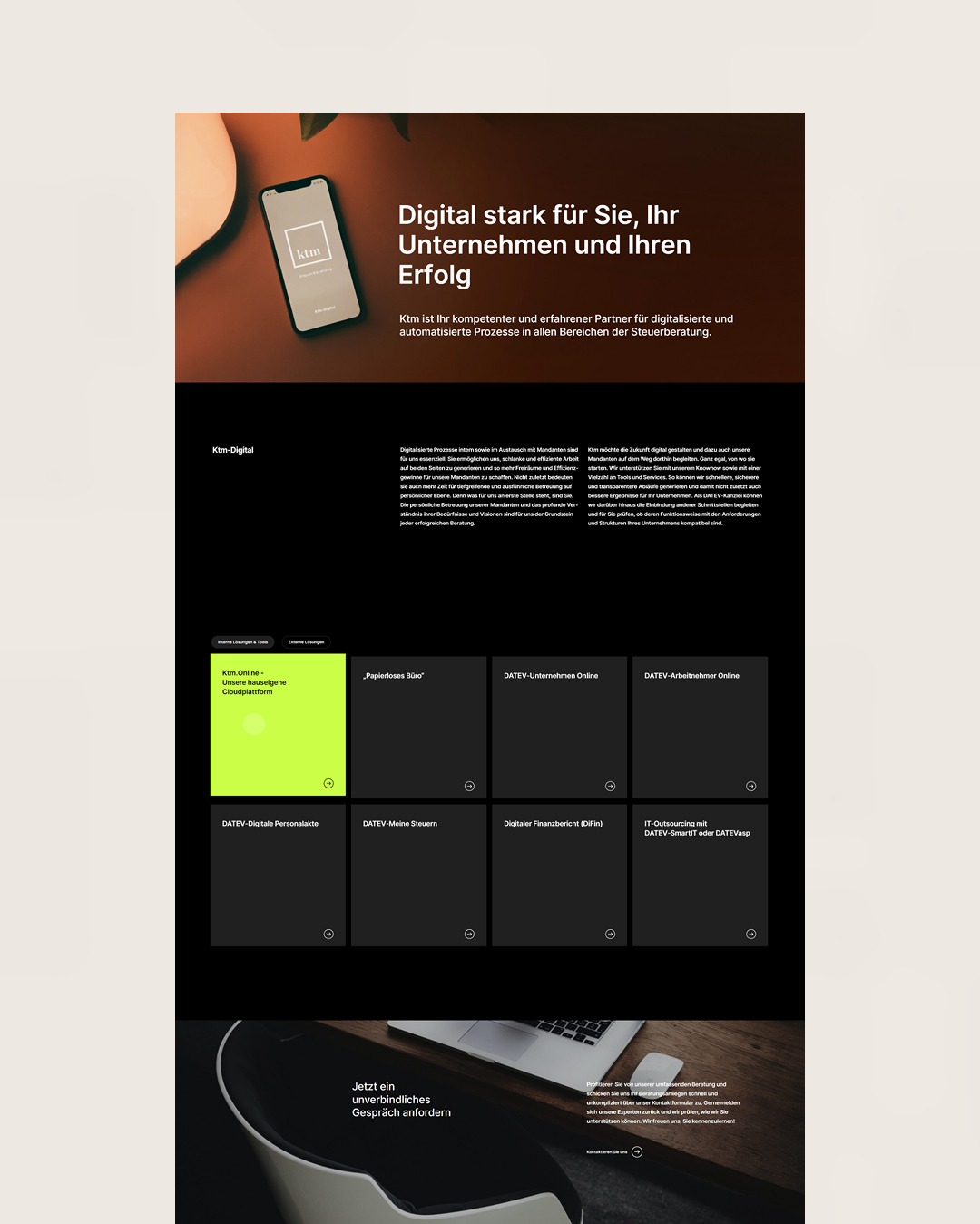 Ekran smartfona z logo KTM na tle grafiki z hasłem 'Digital stark für Sie, Ihr Unternehmen und Ihren Erfolg'. Reklama usług cyfrowych KTM.