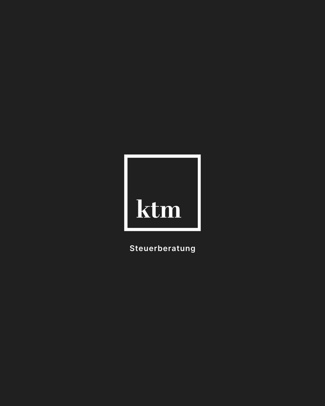 Minimalistyczne logo KTM Steuerberatung na ciemnoszarym tle. Biały kwadrat obramowuje nazwę firmy, poniżej napis 'Steuerberatung'.