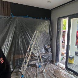 TERMO MOCNI - Przygotowanie do prac w Szczekocinach: pomieszczenie zabezpieczone folią malarską, drabina, widoczne materiały i narzędzia, prawdopodobnie przed montażem klimatyzacji.