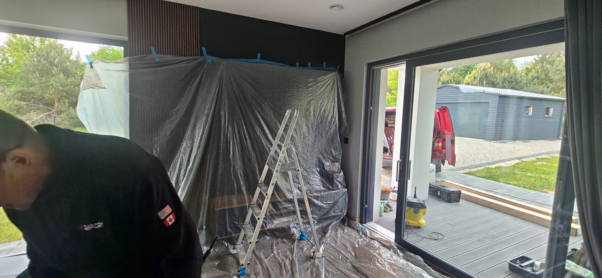 Przygotowanie do prac w Szczekocinach: pomieszczenie zabezpieczone folią malarską, drabina, widoczne materiały i narzędzia, prawdopodobnie przed montażem klimatyzacji.