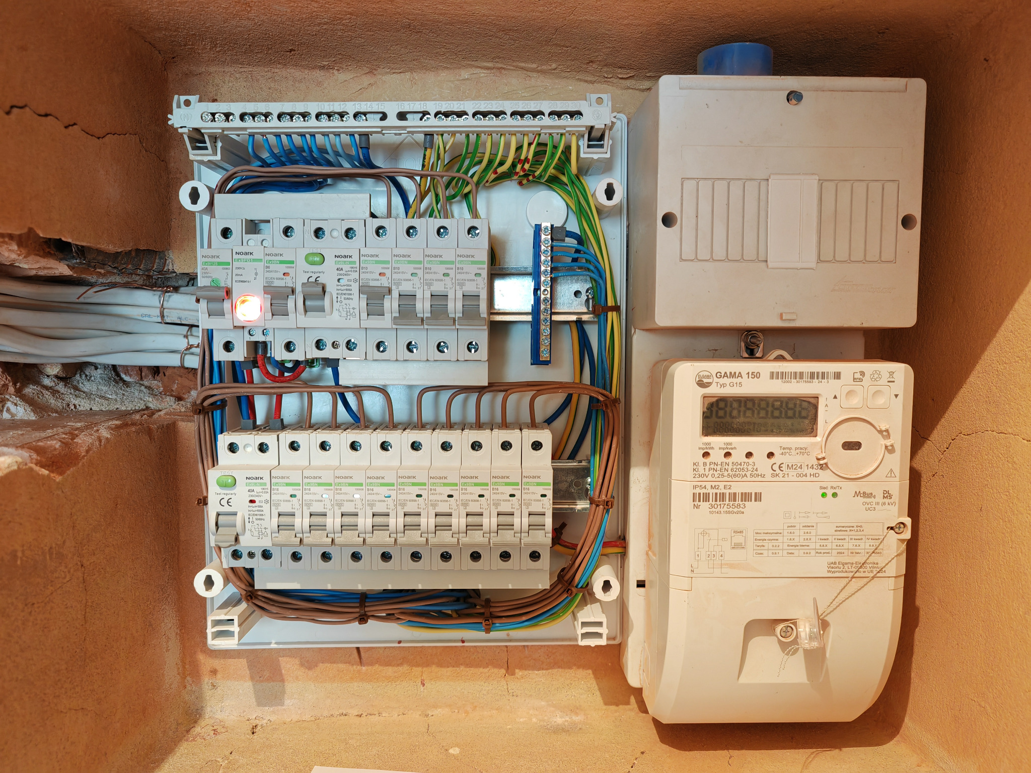 Wykonana rozdzielnica + tablica licznikowa w mieszkaniu w bloku