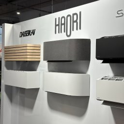 PSD SPÓŁKA Z OGRANICZONĄ ODPOWIEDZIALNOŚCIĄ - Wystawa klimatyzatorów DAISEIKAI i HAORI w różnych kolorach i wykończeniach, prezentowanych na białym tle ekspozycyjnym, z widocznym agregatem zewnętrznym.