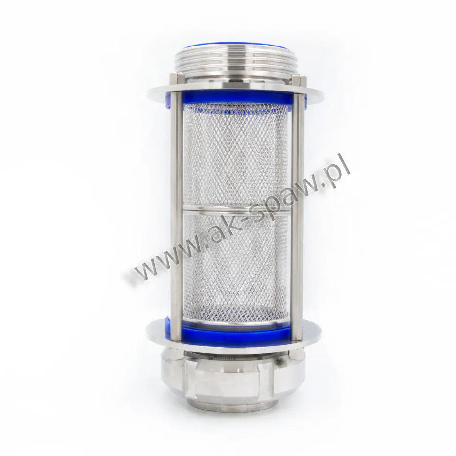 Filtr siatkowy ze stali nierdzewnej z niebieskimi uszczelkami, element systemu dostarczania wody, widoczny na białym tle.