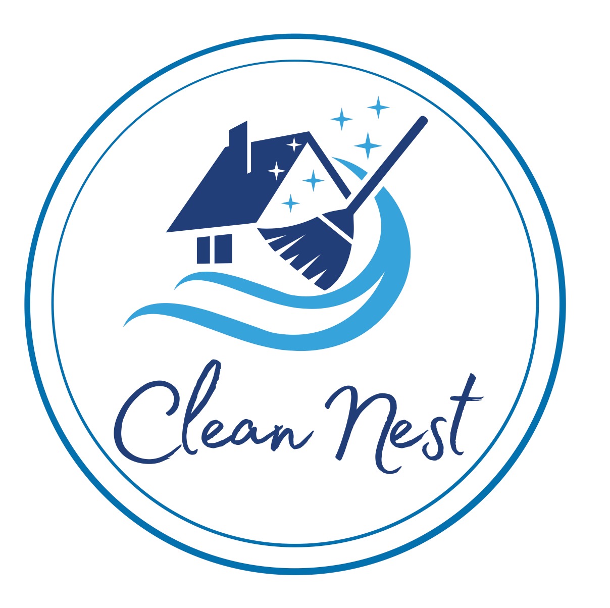 Logo firmy sprzątającej: dom, miotła, fale i gwiazdki w niebieskiej kolorystyce, otoczone okręgiem. Napis 'Clean Nest' ozdobną czcionką.
