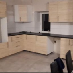 Adam Kastelik - Realizacja kuchni z ułożonymi płytkami na podłodze oraz między szafkami