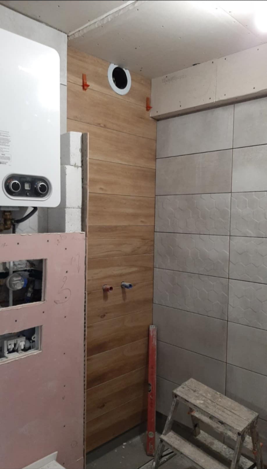 Układanie płytek w łazience