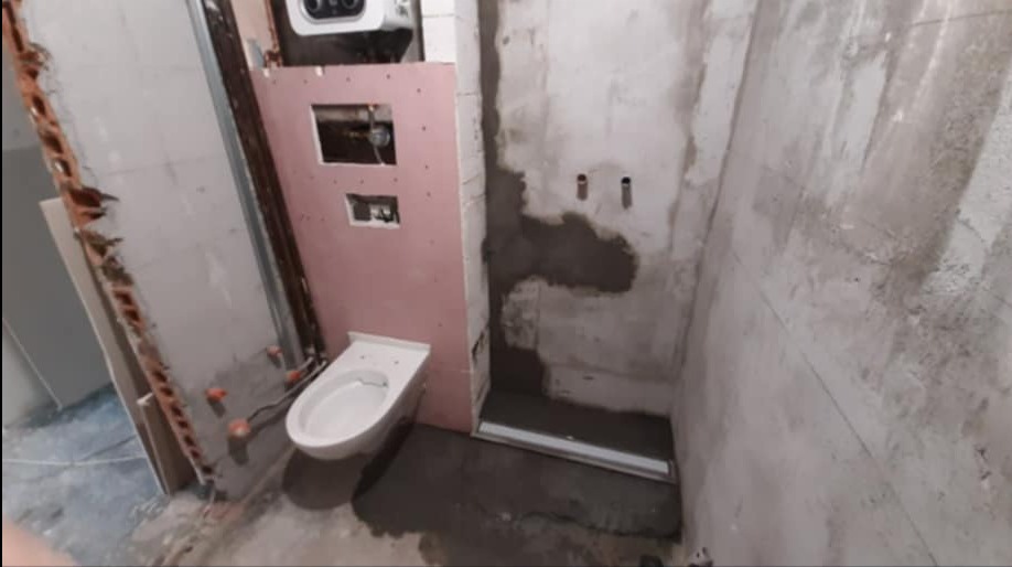 Zabudowa WC, powyżej piec gazowy