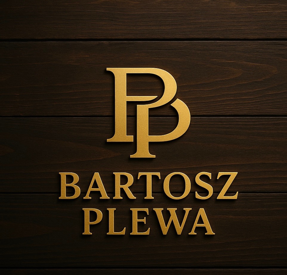 Złote litery 'BP' i imię 'Bartosz Plewa' na ciemnobrązowym, drewnianym tle z wyraźną fakturą desek, tworzące elegancki, trójwymiarowy efekt.