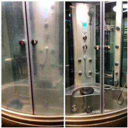 Kabina prysznicowa przed i po czyszczeniu. Po lewej brudna, po prawej wyczyszczona z osadów. Widoczne dysze do hydromasażu i panel sterowania.