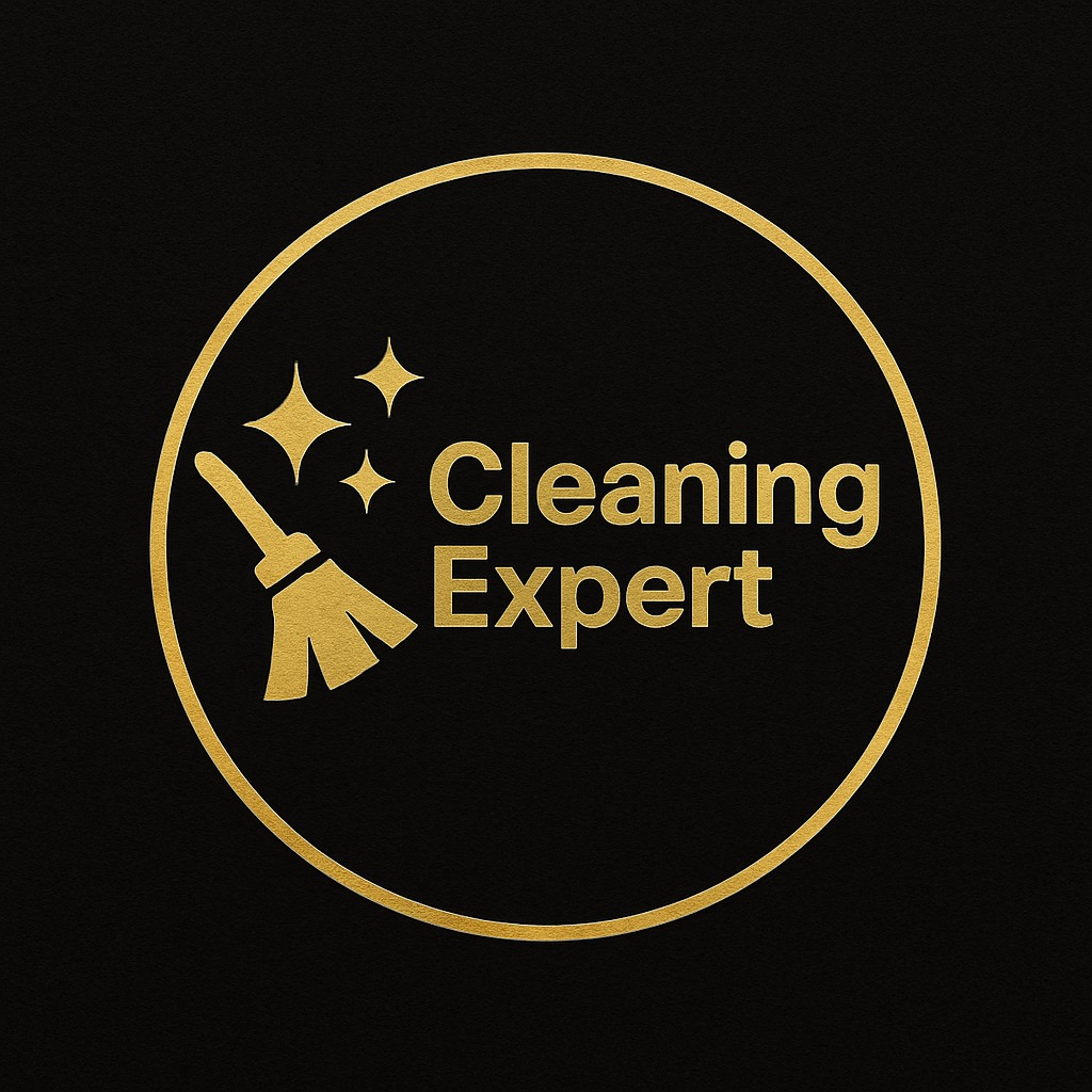 Złoty logotyp: miotła, trzy gwiazdki i napis 'Cleaning Expert' w okręgu na czarnym tle. Minimalistyczny design, tekstura papieru.