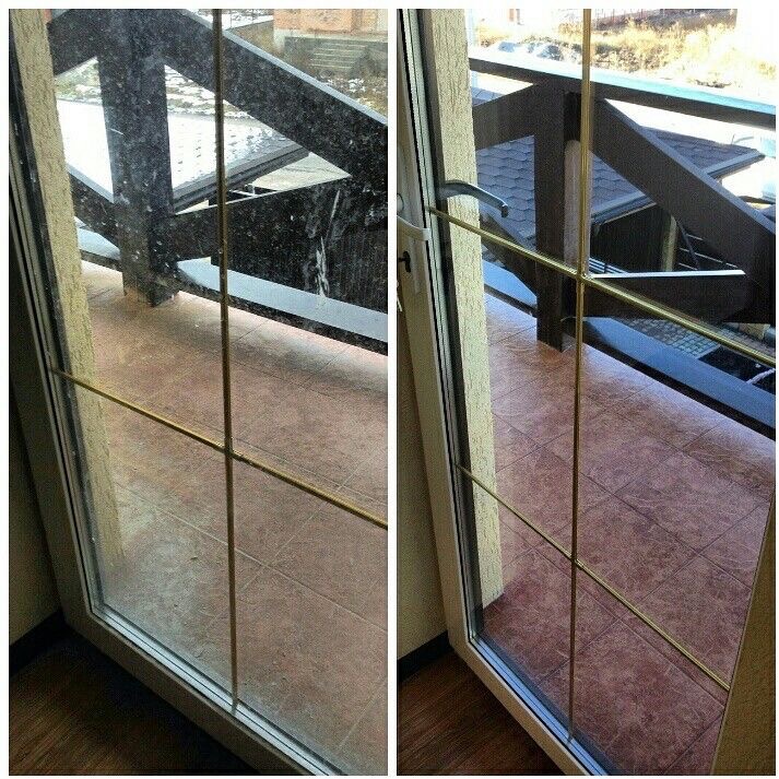 Okno balkonowe przed i po umyciu, z widoczną różnicą w czystości szyby oraz ram. Po prawej stronie widok na czysty balkon z brązową barierką.