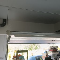 Kabel w osłonie z gniazdkami natynkowymi. Mało inwazyjny estetyczny sposób prowadzenia instalacji elektrycznej np. w garażu .