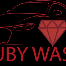 Minimalistyczne logo: czerwony kontur auta, rubinowy diament i napis 'RUBY WASH' na czarnym tle. Nowoczesny design dla myjni samochodowej.