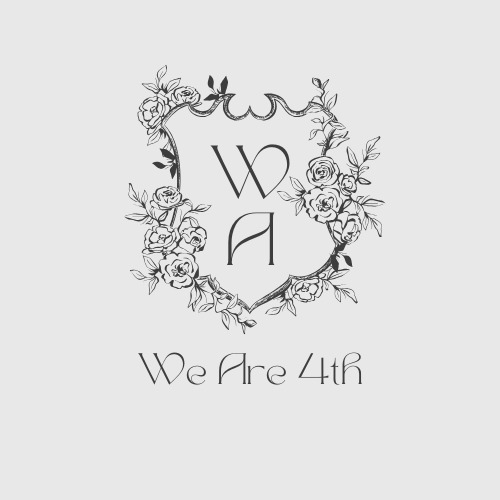 Elegancki logotyp 'We Are 4th' w kształcie herbu otoczonego kwiatami, z literami 'W' i 'A' wewnątrz. Subtelna, monochromatyczna grafika.