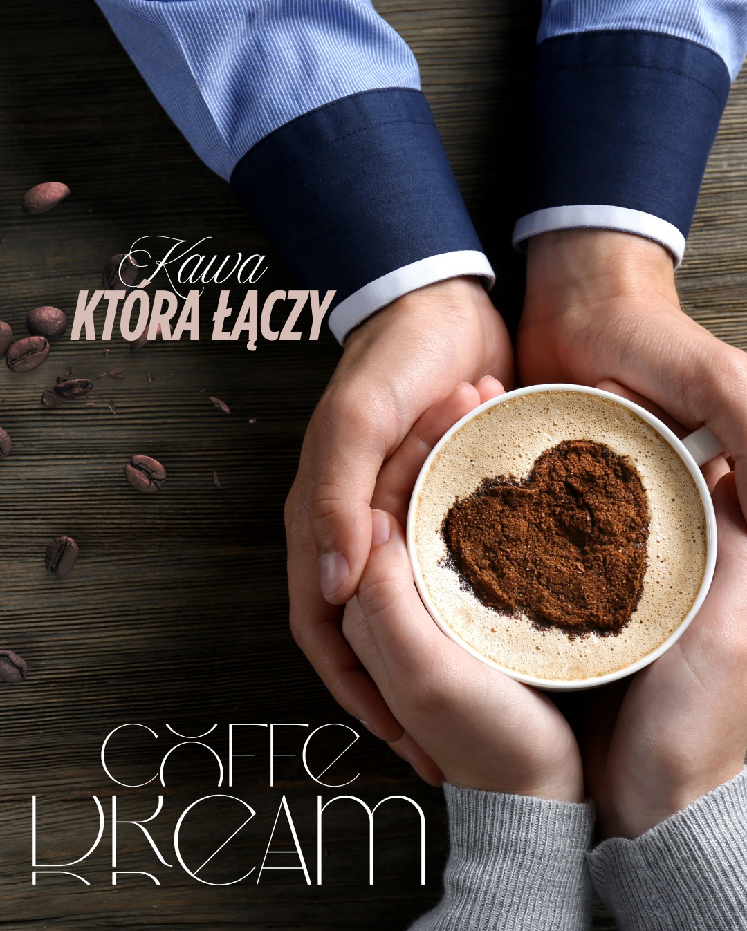Dłonie obejmują filiżankę kawy z sercem z kakao, na drewnianym tle z ziarnami kawy i napisem 'Kawa która łączy' oraz 'Coffe Dream'.