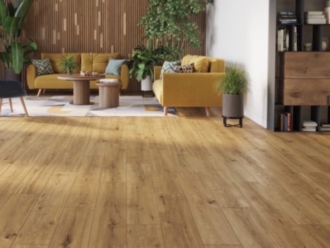 Jasne panele podłogowe w salonie z żółtą sofą i drewnianą ścianą. Ujęcie z niskiej perspektywy podkreśla wzór i strukturę drewna. Nowoczesne wykończenie wnętrza.