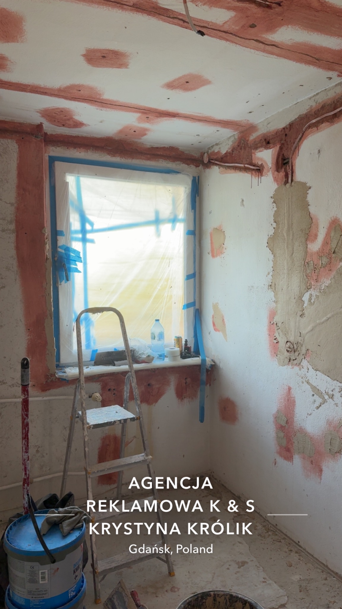 Przygotowanie do malowania ścian w Gdańsku: zabezpieczone okno folią, ślady po szpachlowaniu, drabina i akcesoria malarskie w rogu pomieszczenia.