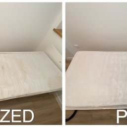 Clean It Firma Sprzątająca Specialistyczne Pranie Tapiceki - Materac przed i po czyszczeniu, widoczne plamy usunięte. Ujęcie z góry, ukazujące różnicę w czystości materaca.