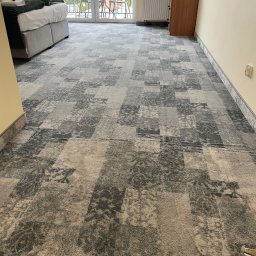 Clean It Firma Sprzątająca Specialistyczne Pranie Tapiceki - Wykładzina hotelowa 50/50 Górna część wyprana , dolna przed praniem . Efekt widać na obrazku