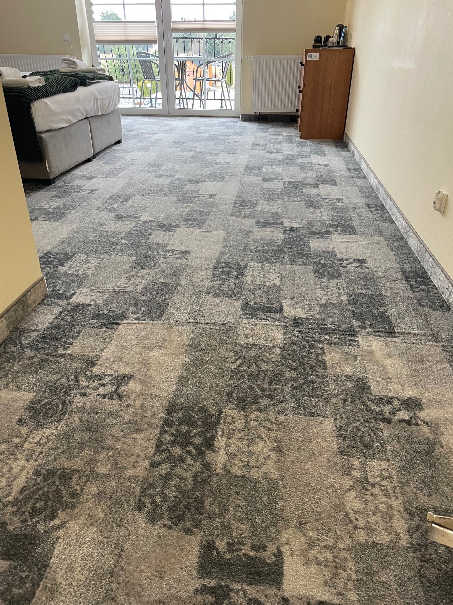 Wykładzina hotelowa 50/50 Górna część wyprana , dolna przed praniem . Efekt widać na obrazku