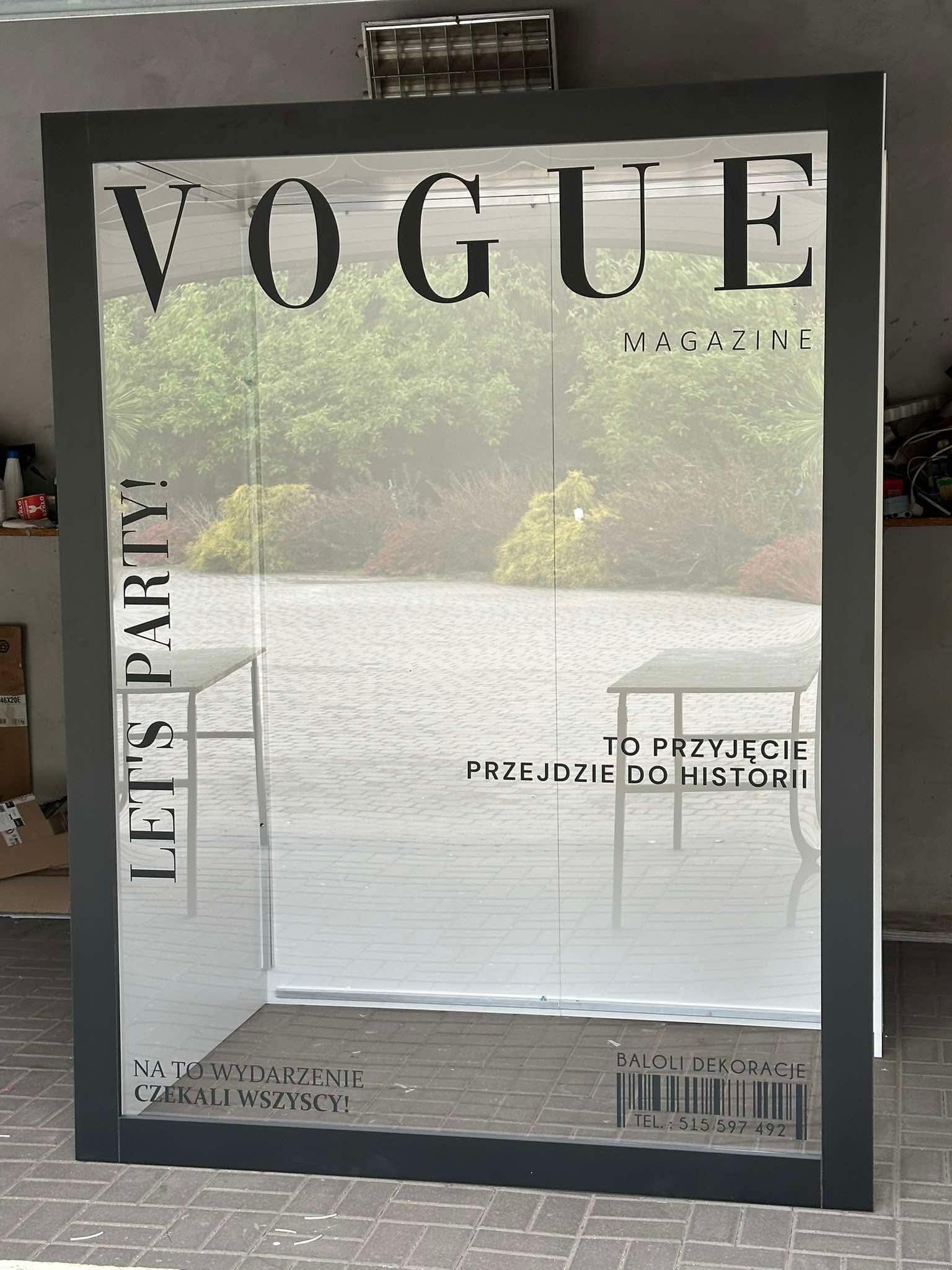 Fotobudka w stylu okładki magazynu Vogue, z napisem 'Let's Party!' i informacją o dekoracjach Baloli. Idealna na wyjątkowe wydarzenia.