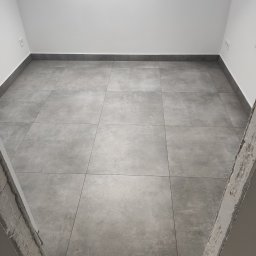 płytki z cokołem w pralni