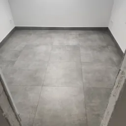 płytki z cokołem w pralni