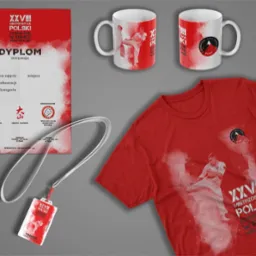 Zestaw gadżetów z motywem karate Oyama: dyplom, kubki, koszulka i identyfikator trenera. Dominująca kolorystyka czerwono-biała, widoczne logo i napisy mistrzostw Polski.