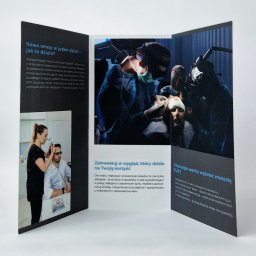 NOKO-CREATE PATRYK WOJEWODZIC - Trzyskładnikowa ulotka o przeszczepie włosów metodą FUE prezentująca zabieg, konsultację i korzyści, na białym tle. Dominują odcienie szarości i błękitu.