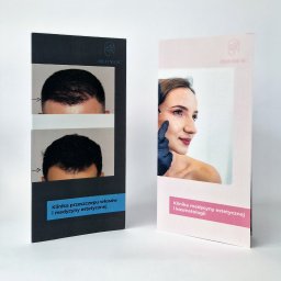 NOKO-CREATE PATRYK WOJEWODZIC - Dwie ulotki: czarna z przykładem przeszczepu włosów przed i po, różowa z zabiegiem medycyny estetycznej na twarzy kobiety. Minimalistyczny design, neutralne tło.