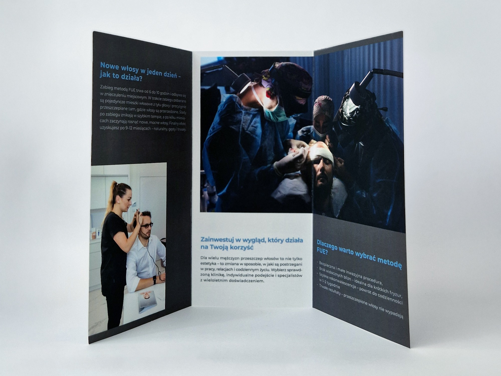 Trzyskładnikowa ulotka o przeszczepie włosów metodą FUE prezentująca zabieg, konsultację i korzyści, na białym tle. Dominują odcienie szarości i błękitu.