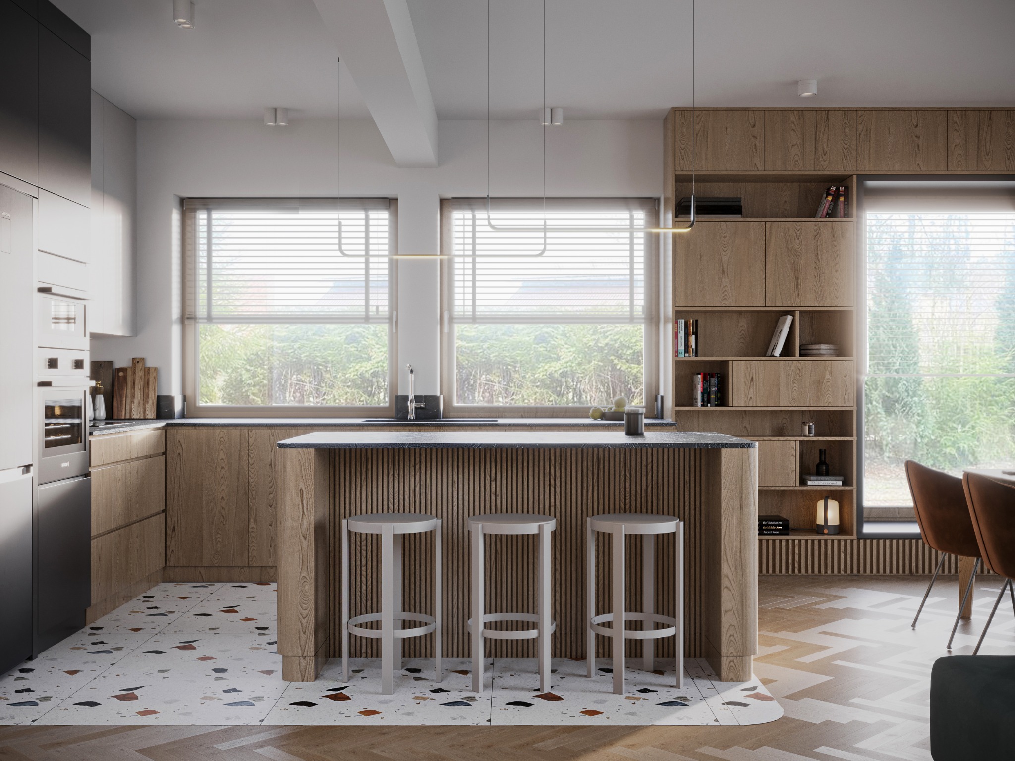Jasna kuchnia z drewnianymi szafkami i wyspą, trzy białe hokery przy wyspie. Podłoga w geometryczny wzór, okna z widokiem na zieleń. Minimalistyczne lampy.